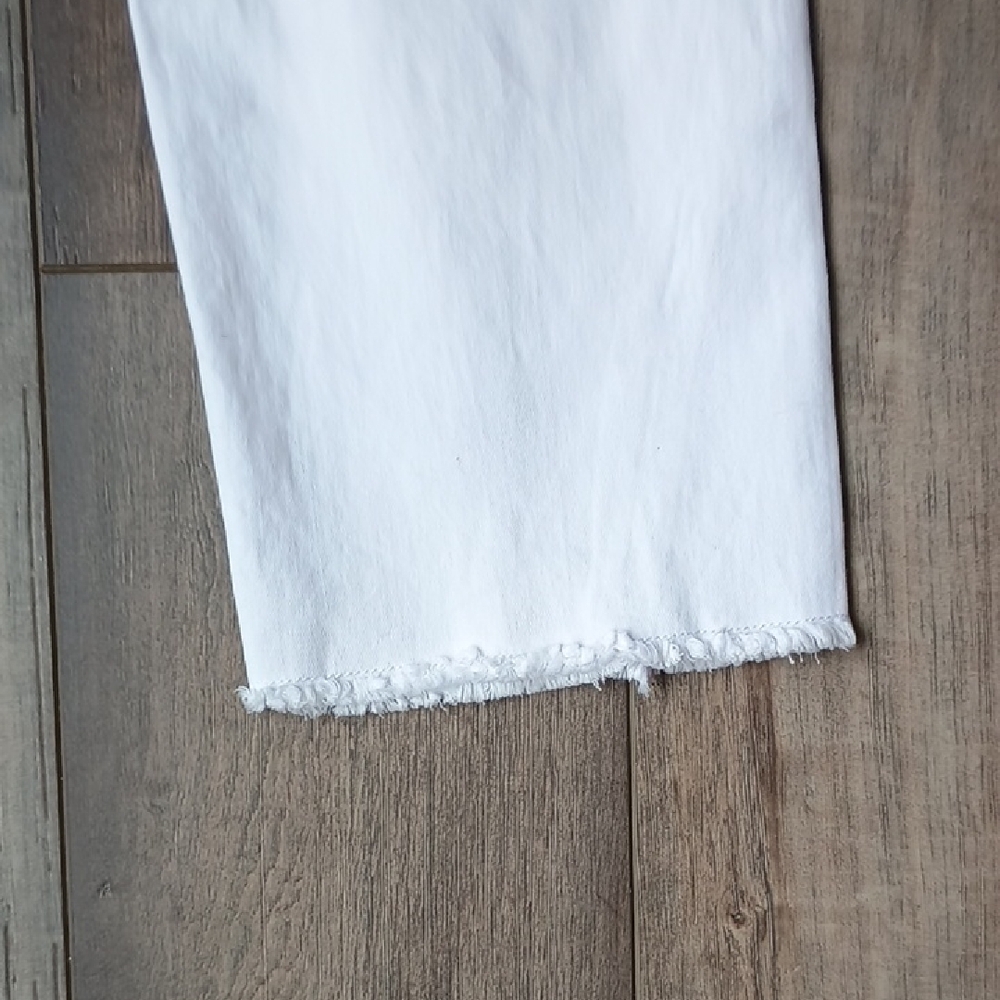 Stylish White Cropped Jeans for Women - Picture 10 of 12